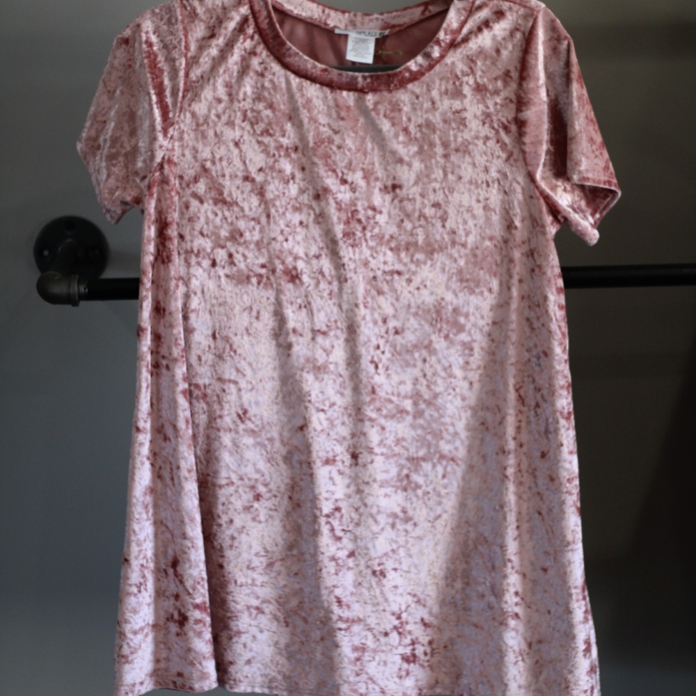 Honey & Lace boutique brand, pink velvet tee size medium